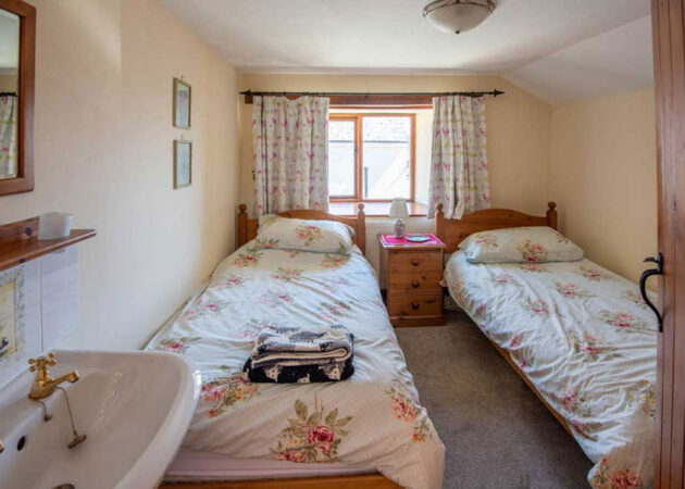 First floor first twin bedroom with washing facilities